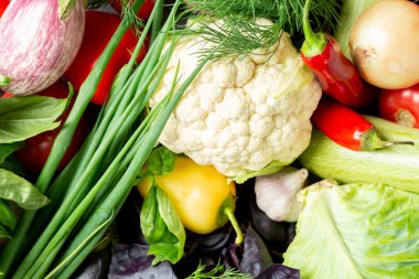 Sebzeler. Sebze çeşitleri masanın üzerinde. Karnabahar, patlıcan, lahana, biber, soğan ve bitkiler masada. Sağlıklı beslenme kavramı. Yukarıdan görünüşü