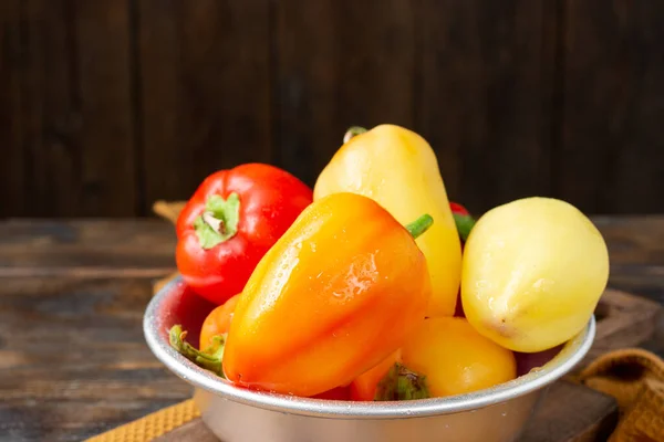 Pimenta Doce Pimentos Vermelhos Amarelos Uma Tigela Metal Uma Mesa — Fotografia de Stock