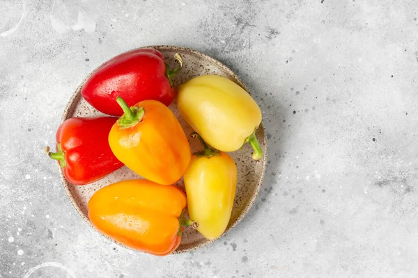 Sweet Pepper Red Yellow Orange Peppers Ceramic Bowl Light Gray — Stock Photo, Image