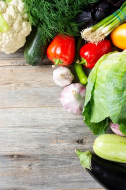 Açık gri arka planda çeşitli sebzeler. Kabak, balkabağı, patlıcan, tatlı biber, turp ve sarımsak. Sağlıklı beslenme kavramı. Metin için alanı olan pankart