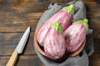 Patlıcan. Kahverengi ahşap bir masada, tahta bir kutuda patlıcan.
