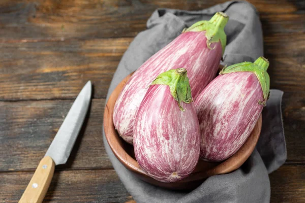 Patlıcan. Kahverengi ahşap bir masada, tahta bir kutuda patlıcan.