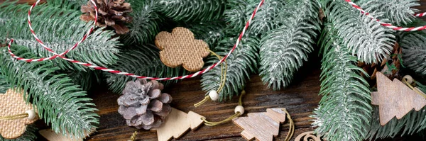 明けましておめでとうございます クリスマスツリーの枝に木製のクリスマスや新年の装飾 クリスマスの背景 テキストのためのスペースでトップビュー バナー — ストック写真