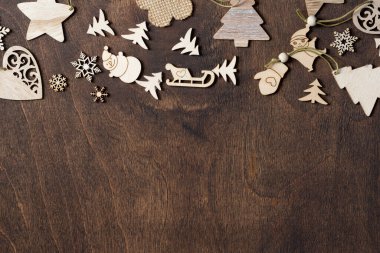 Mutlu yıllar ve mutlu Noeller. Kahverengi ahşap bir masada ahşap eko dekorasyonlar. Noel arkaplanı