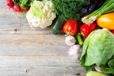Açık gri arka planda çeşitli sebzeler. Kabak, balkabağı, patlıcan, tatlı biber, turp ve sarımsak. Sağlıklı beslenme kavramı. Metin için alanı olan pankart