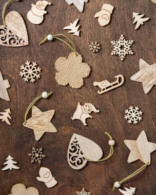 Mutlu yıllar ve mutlu Noeller. Kahverengi ahşap bir masada ahşap eko dekorasyonlar. Noel arkaplanı