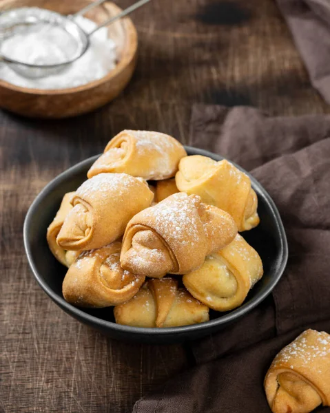 Kurabiye. Pudra şekerli kurabiyeler. Tatlı hamur işleri