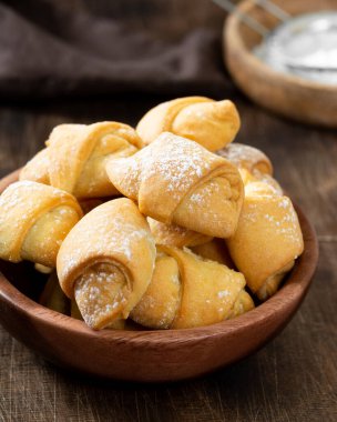  Bir sürü simit. Kahverengi bir masada, ahşap bir tabakta puf böreği. Kurabiyeler kapanıyor.