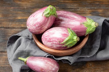 Patlıcan. Kahverengi ahşap bir masada, tahta bir kutuda patlıcan.