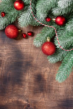 Noel arkaplanı. Ladin dallarında kırmızı süsler. Christmas Flatlay. Kopyalama uzayından en üst görünüm