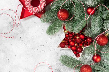 Noel arkaplanı. Ladin dallarında kırmızı süsler. Christmas Flatlay. Kopyalama uzayından en üst görünüm