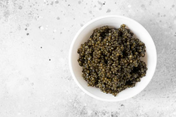 Caviar Negro Caviar Esturión Negro Recipiente Cerámica Una Cuchara Cerámica — Foto de Stock