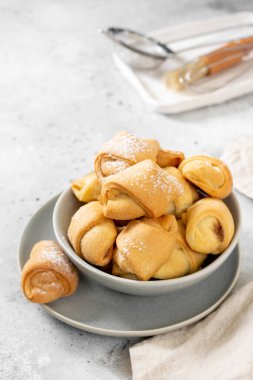 Bir sürü simit. Açık gri bir masada gri bir kasede puf böreği. Kurabiyeler kapanıyor.