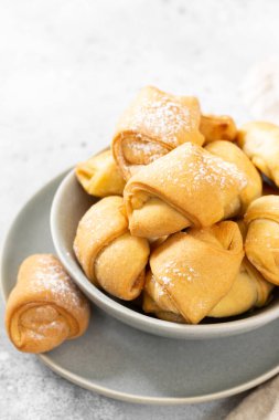 Bir sürü simit. Açık gri bir masada gri bir kasede puf böreği. Kurabiyeler kapanıyor.