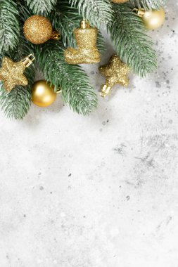 Noel ağacı ve arka planında altın süslemeler olan bir Noel afişi. Noel ya da yeni yıl. Kopyalama alanı