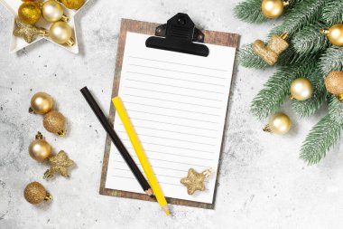 Noel ya da yeni yıl tatili arkaplanı boş bir not defteri, köknar dalları ve geleneksel Noel süslemeleri. Kontrol listesi ya da Noel Baba 'ya mektup. Noel iş kompozisyonu