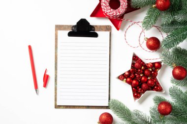 Noel ya da yeni yıl tatili arkaplanı boş bir not defteri, köknar dalları ve geleneksel Noel süslemeleri. Kontrol listesi ya da Noel Baba 'ya mektup. Noel tebrik kartı. Kopyalama alanı
