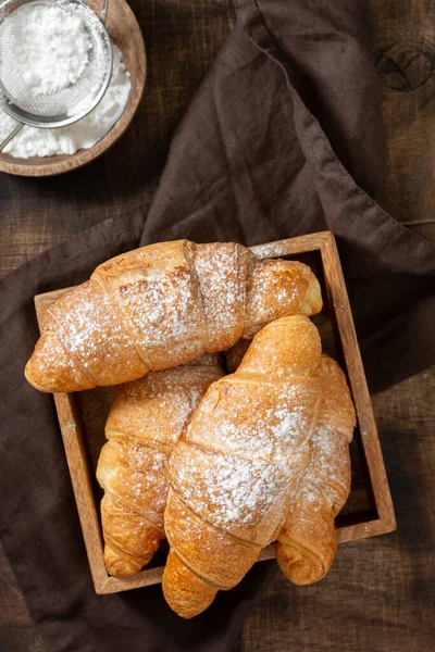 Croissants Croissants Und Cappuccino Einer Holzkiste Auf Braunem Hintergrund Französisches — Stockfoto