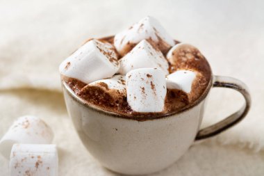 Beyaz arka planda seramik bir kupada sıcak kakao ya da lokum kaplı sıcak çikolata.