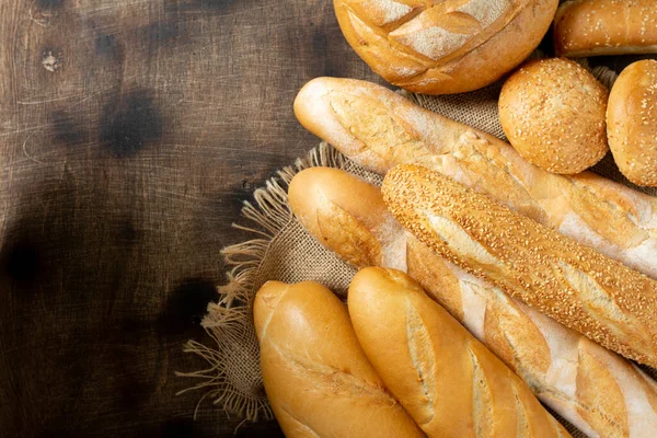 Een Stokbrood Baguettes Een Bruine Houten Tafel Zelfgemaakte Stokbrood Frans — Stockfoto