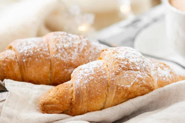 クロワッサンだ クロワッサンとカプチーノを木の盆の上で軽い背景で ベッドでフランスの朝食 クロワッサンが接近中 — ストック写真