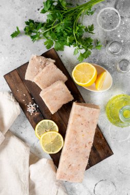 Çiğ balık. Mutfak masasında açık gri masada kıymalı balık. Metin için boşluk olan üst görünüm