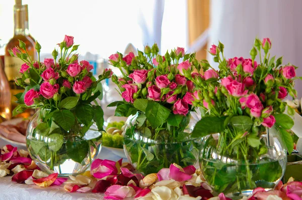 Vázák Kis Rózsacsokrokkal — Stock Fotó