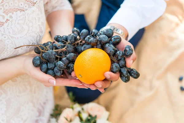 Frutas Maduras Mano Naranja Uva — Foto de Stock