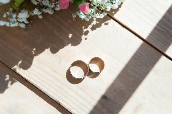 Snubní Prsteny Krásné Výzdobě — Stock fotografie