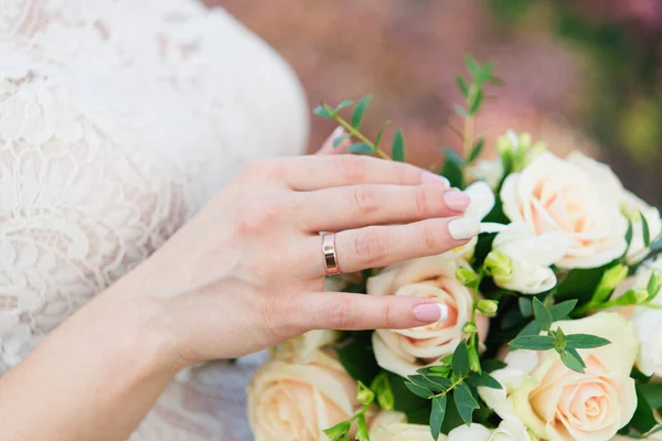 Bruid Met Een Boeket Bloemen — Stockfoto