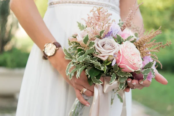 Braut Mit Einem Blumenstrauß — Stockfoto