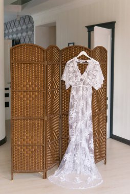 Askıda şık bir gelinlik