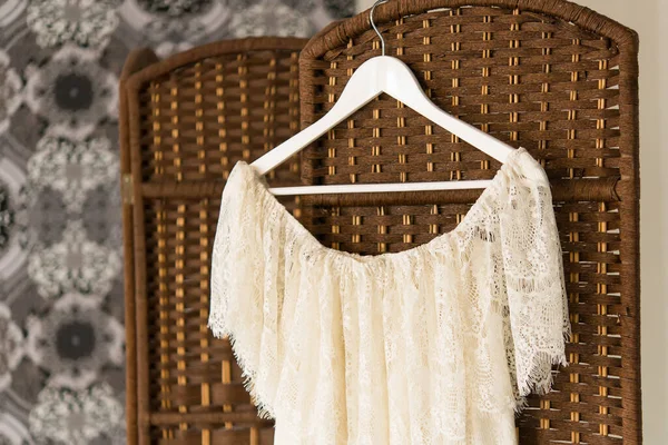 Stilvolles Hochzeitskleid Auf Einem Kleiderbügel — Stockfoto