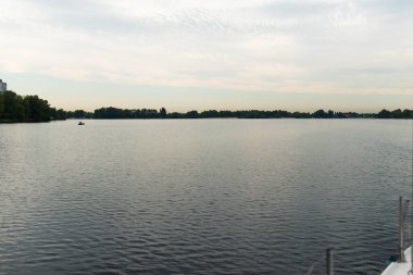 Nehirde gün batımı, manzara