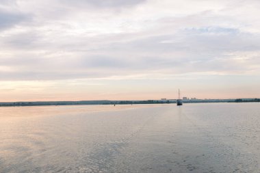 Gün batımında denizde gemi