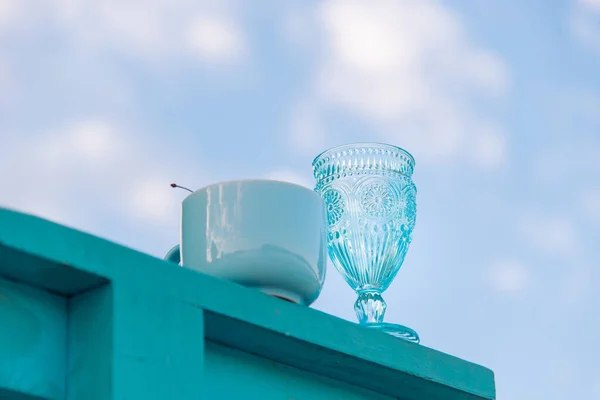 青い空に対するカップとガラス — ストック写真