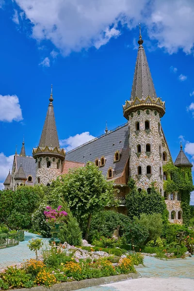 Castillo Con Jardín Verano Bulgaria —  Fotos de Stock
