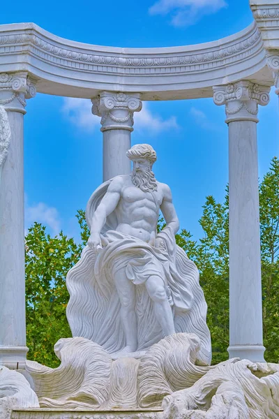 Estatua Poseidón Entre Las Columnas — Foto de Stock