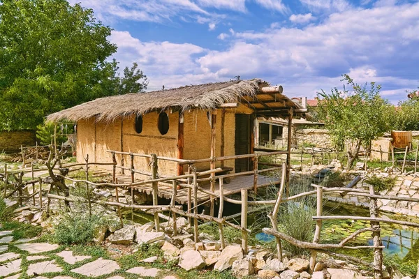 Kleine Hütte Mit Teich — Stockfoto