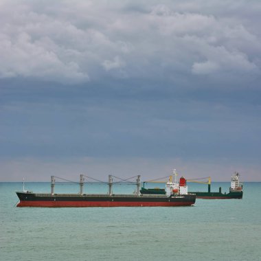 Karadeniz Koyu 'ndaki Anchorage' da Kuru Kargo Gemileri