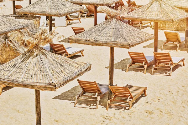 遮阳伞和躺椅上海洋海岸 — 图库照片