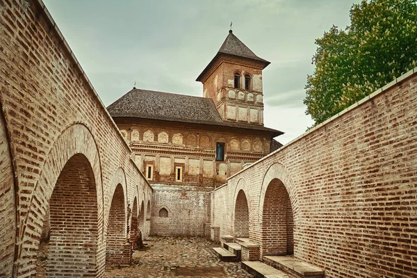 Strehaia ルーマニアの修道院の中庭 — ストック写真