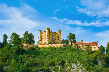 Almanya 'daki Hohenschwangau Kalesi (Schloss Hohenschwangau veya Yukarı Swan İlçe Sarayı)