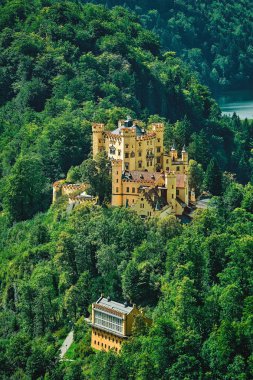 Almanya 'daki Hohenschwangau Kalesi (Schloss Hohenschwangau veya Yukarı Swan İlçe Sarayı)