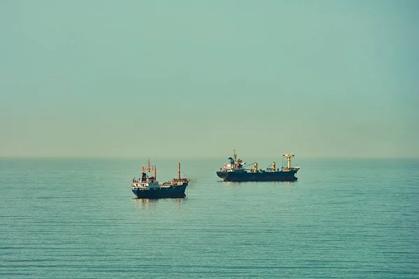 黒海のアンカレッジの貨物船 — ストック写真