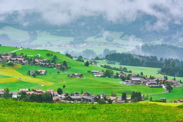 Obermaiselstein 在雾中的鸟瞰图 Oberallgau — 图库照片