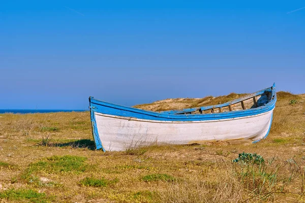 Karadeniz Kıyısında Eski Tekne — Stok fotoğraf