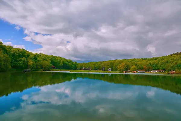 Jezero Rumunsku Osadou Druhé Straně — Stock fotografie