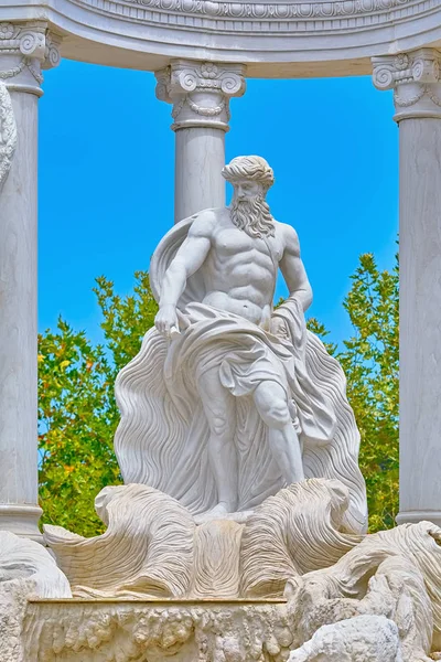 Estatua Poseidón Entre Las Columnas — Foto de Stock