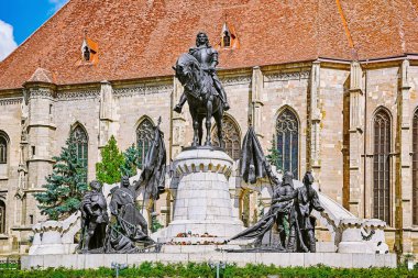 Romanya 'nın Cluj-Napoca kentinde Kral Matthias Corvin Heykeli